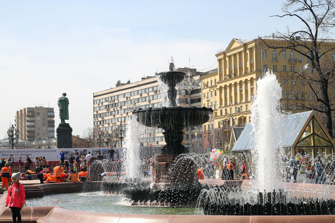 Когда включают фонтаны в москве 2024. Юсуповский фонтан фонтан Москва. Музеон фонтаны. Фонтан на площади Восстания в Москве. Мэрия Москвы и фонтан 1950.